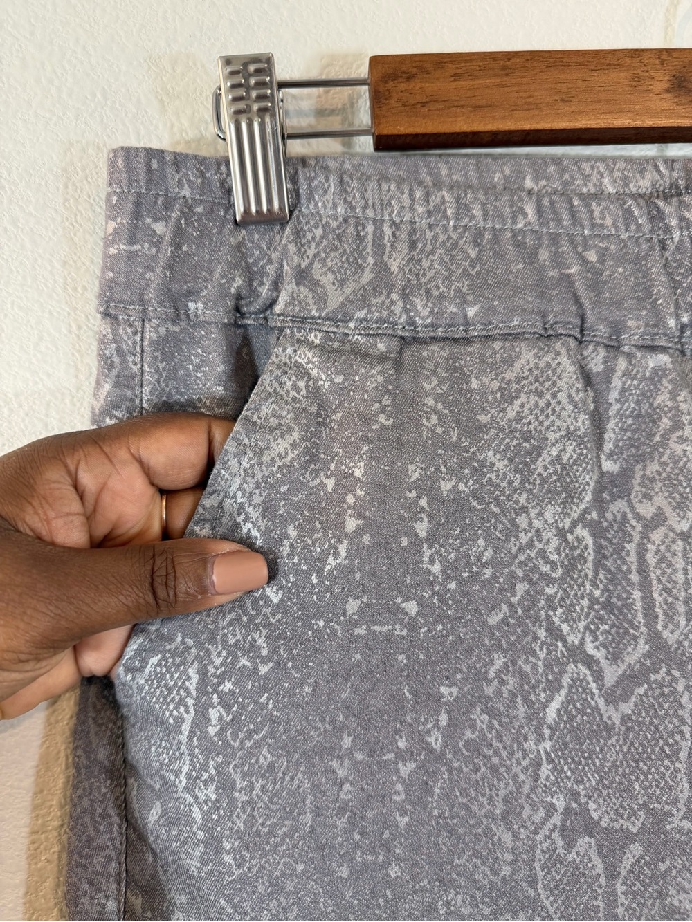 Bevy Flog Metallic Gray Snake Print Pull On Pants Size 30 Stretch Waist Designer - Picture 4 of 10